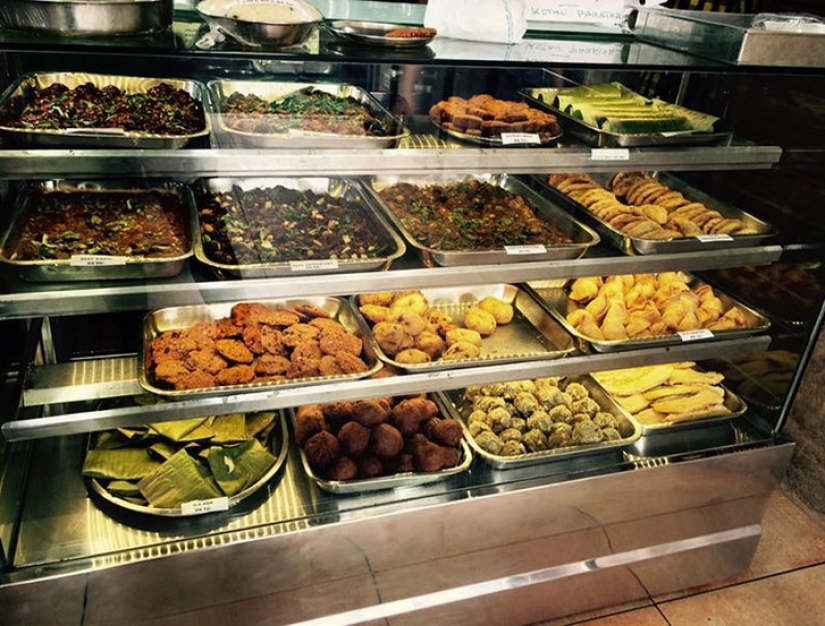 El dueño del restaurante puso un refrigerador con comida en la calle para que las personas sin hogar pudieran comer El dueño del restaurante puso un refrigerador con comida en la calle para que las personas sin hogar pudieran comer