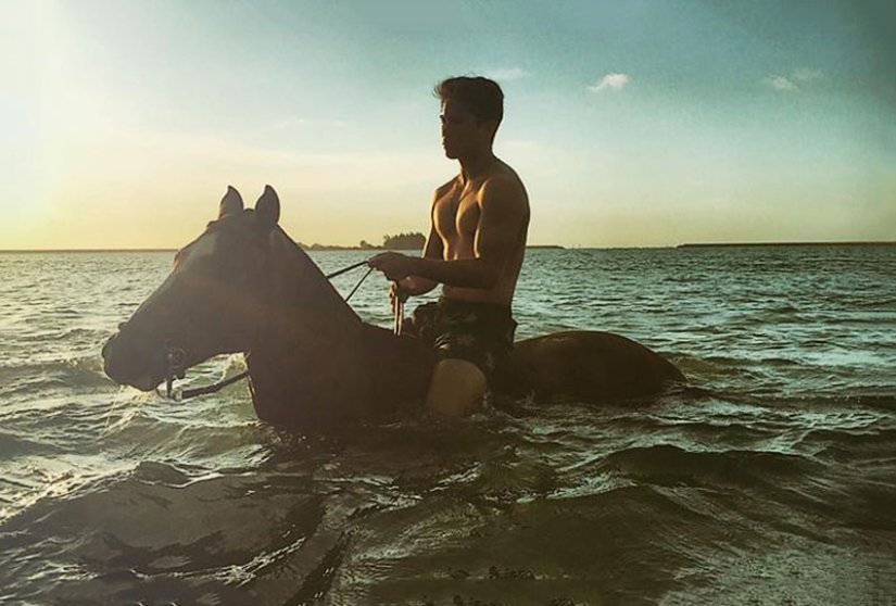 Él está a caballo, pero tú no: el príncipe musulmán es reconocido como el soltero más deseable del planeta Él está a caballo, pero tú no: el príncipe musulmán es reconocido como el soltero más deseable del planeta