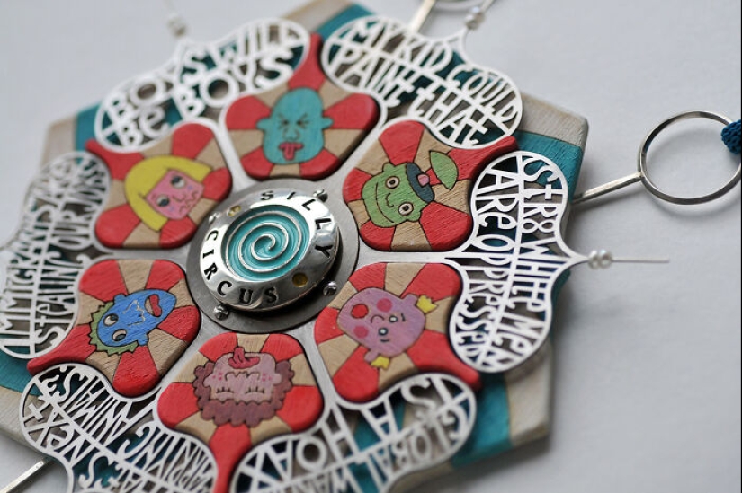 El extraordinario, colorido y único mundo de la joyería de la artista Katia Rabey, 'Rabeyka' El extraordinario, colorido y único mundo de la joyería de la artista Katia Rabey, 'Rabeyka'