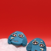 El extraordinario, colorido y único mundo de la joyería de la artista Katia Rabey, 'Rabeyka'