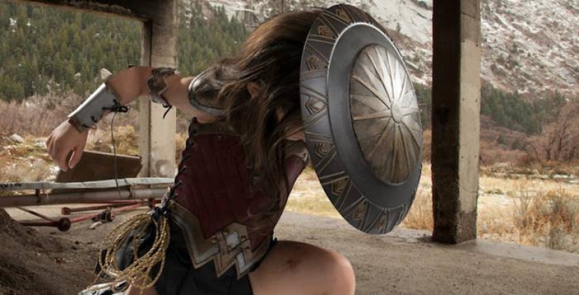 El fotógrafo cumplió el sueño de una hija de 3 años y la convirtió en una verdadera Mujer Maravilla El fotógrafo cumplió el sueño de una hija de 3 años y la convirtió en una verdadera Mujer Maravilla