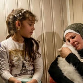 El gato perdido regresa a la familia de refugiados iraquíes después de viajar por medio mundo