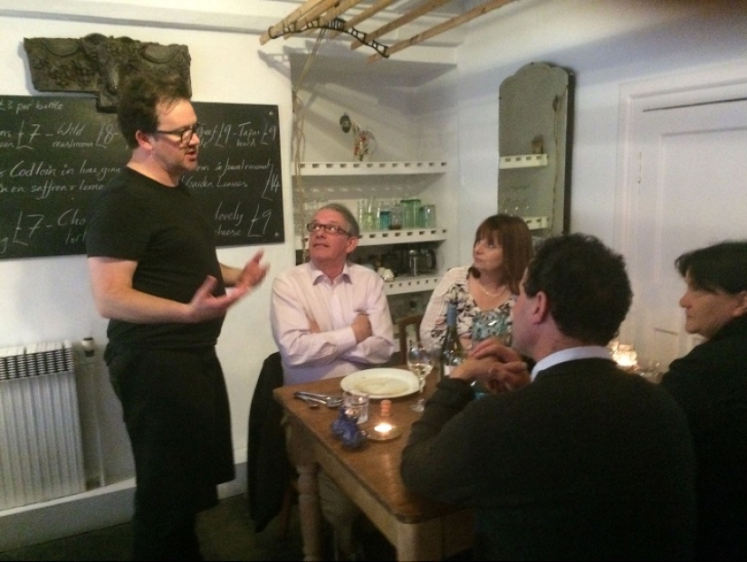 El hombre convirtió su sala de estar en un restaurante El hombre convirtió su sala de estar en un restaurante