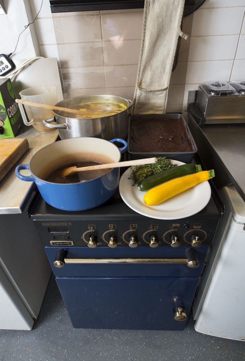 El hombre convirtió su sala de estar en un restaurante El hombre convirtió su sala de estar en un restaurante