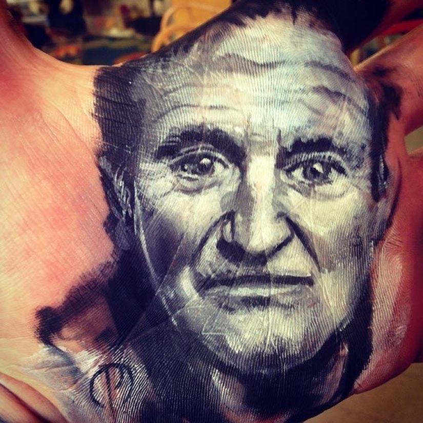 El maestro de escuela dibuja retratos increíblemente realistas en las palmas de sus manos y los usa como sello El maestro de escuela dibuja retratos increíblemente realistas en las palmas de sus manos y los usa como sello