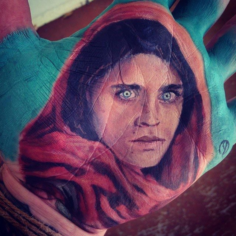 El maestro de escuela dibuja retratos increíblemente realistas en las palmas de sus manos y los usa como sello El maestro de escuela dibuja retratos increíblemente realistas en las palmas de sus manos y los usa como sello