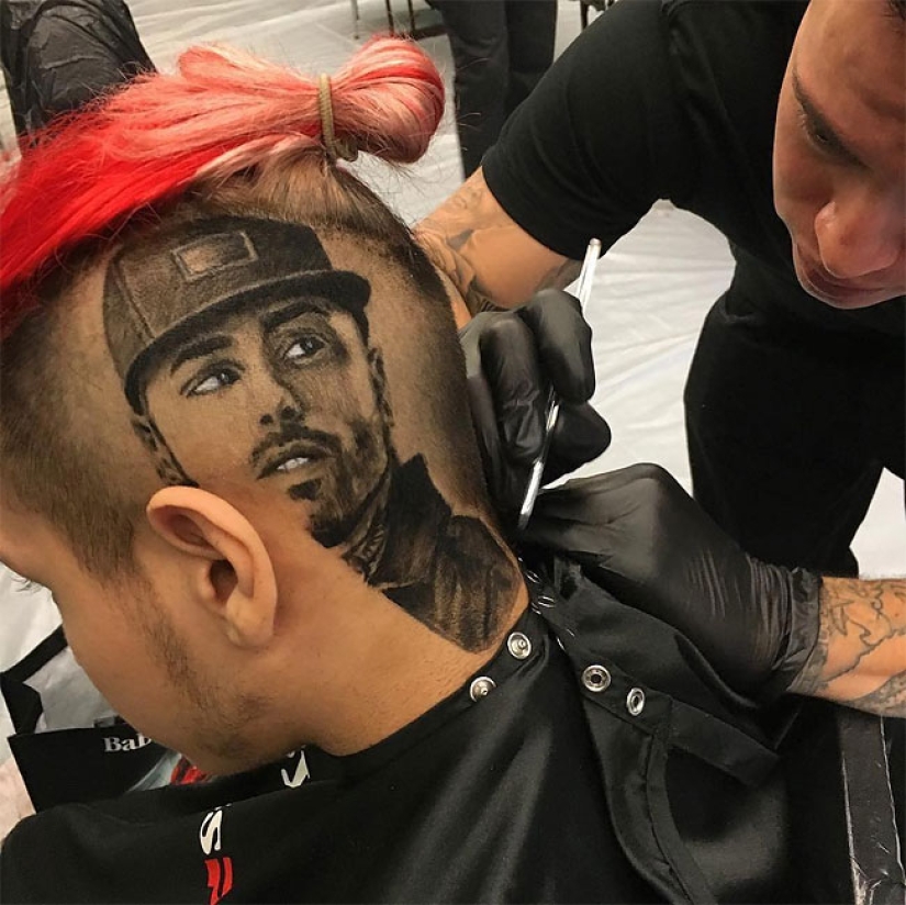 El peluquero crea retratos tridimensionales del cabello de los clientes