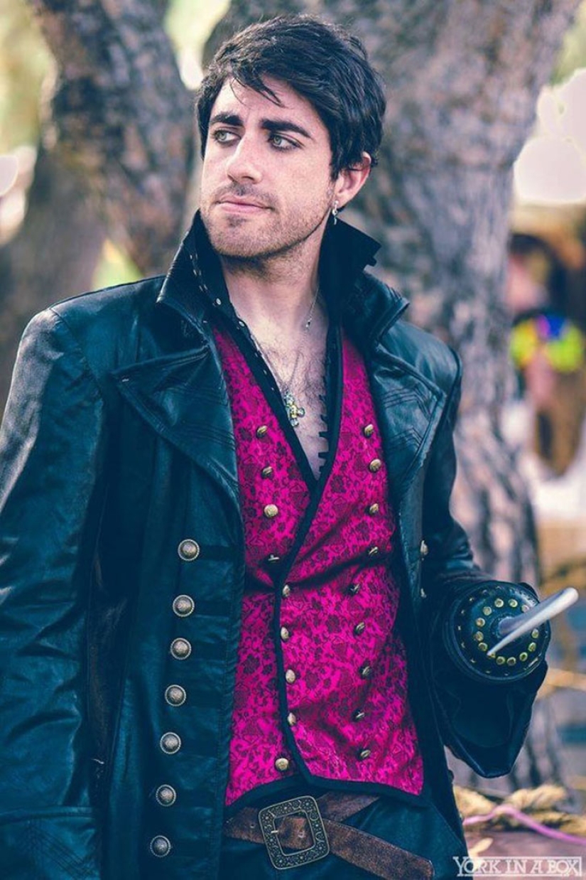 El príncipe viviente Eric de La Sirenita encarna sueños de niña en forma de personajes de Disney El príncipe viviente Eric de La Sirenita encarna sueños de niña en forma de personajes de Disney