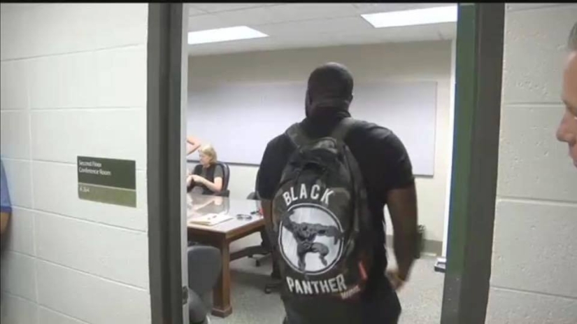 El servicio Airbnb eliminó las cuentas de quienes reservaron alojamiento cerca del mitin neonazi El servicio Airbnb eliminó las cuentas de quienes reservaron alojamiento cerca del mitin neonazi