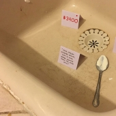 El tipo se cansó de limpiar después de su compañero de piso e hizo una exposición de arte moderno con el desorden