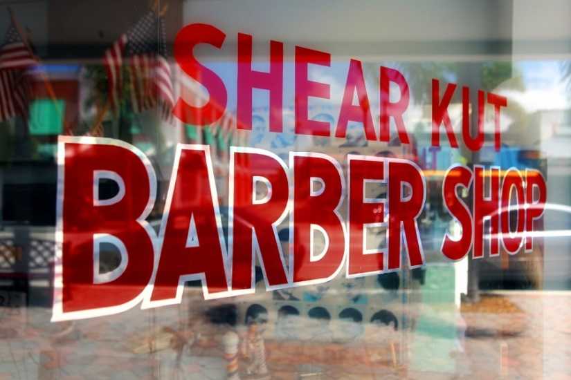 El trabajo de un peluquero y sus herramientas de trabajo. El trabajo de un peluquero y sus herramientas de trabajo.