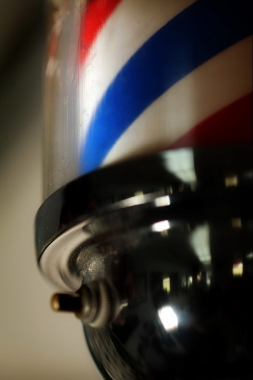 El trabajo de un peluquero y sus herramientas de trabajo. El trabajo de un peluquero y sus herramientas de trabajo.