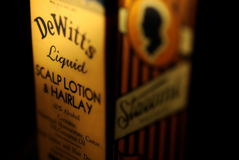 El trabajo de un peluquero y sus herramientas de trabajo. El trabajo de un peluquero y sus herramientas de trabajo.