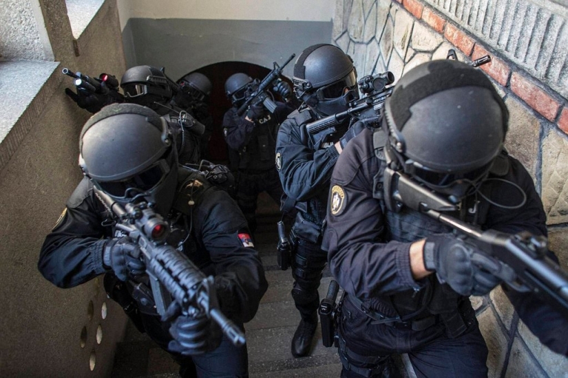 El uso de armas por parte de la policía en diferentes países.