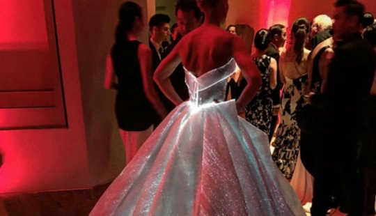 El vestido luminoso de la futura actriz Claire Danes