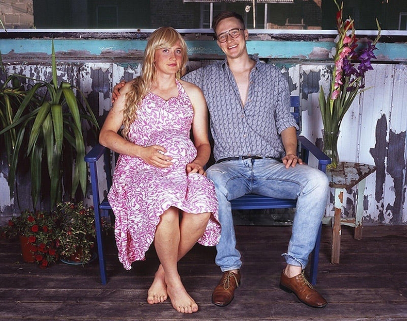 Él y ella son en realidad la misma persona. Él y ella son en realidad la misma persona.