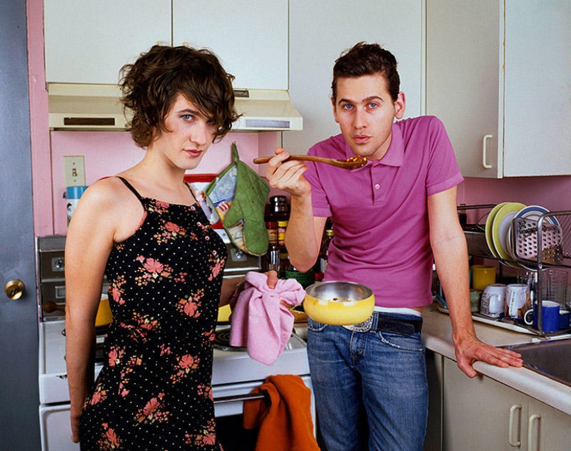 Él y ella son en realidad la misma persona. Él y ella son en realidad la misma persona.