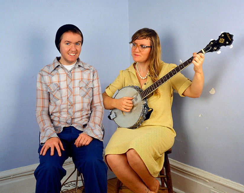 Él y ella son en realidad la misma persona. Él y ella son en realidad la misma persona.