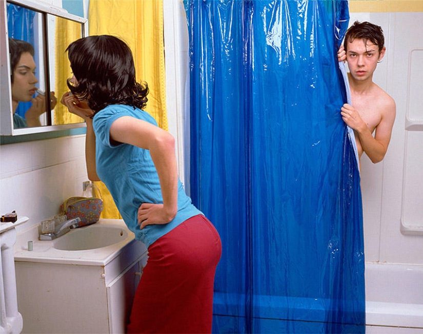 Él y ella son en realidad la misma persona. Él y ella son en realidad la misma persona.