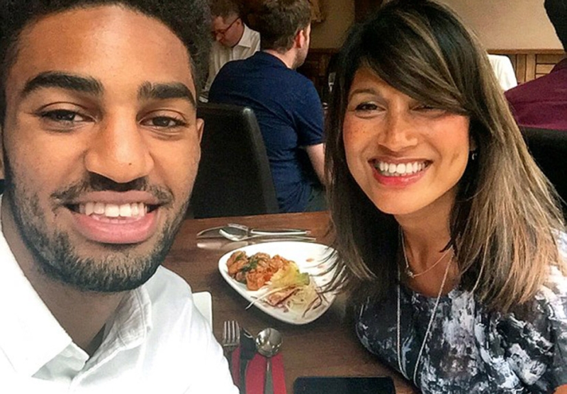 Ella tiene 54 años, pero todos toman a su hijo por novio