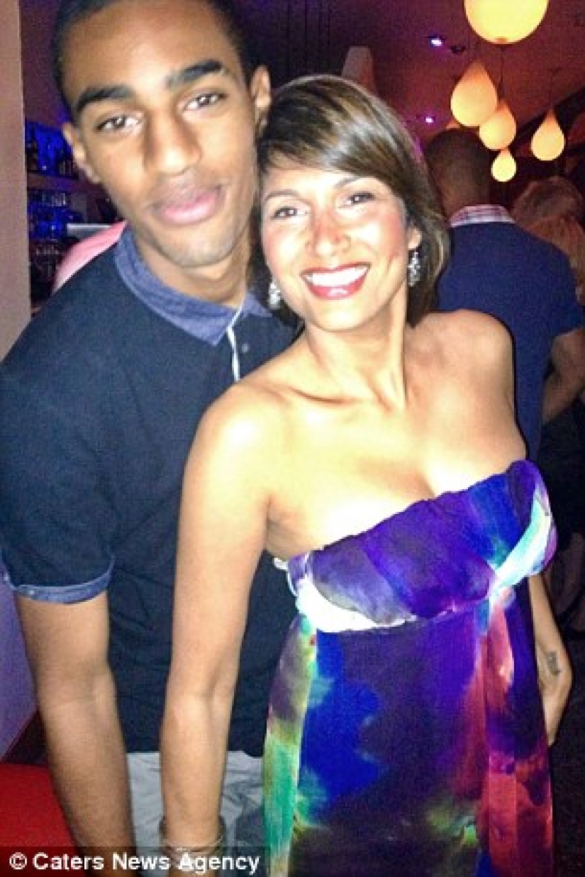 Ella tiene 54 años, pero todos toman a su hijo por novio Ella tiene 54 años, pero todos toman a su hijo por novio