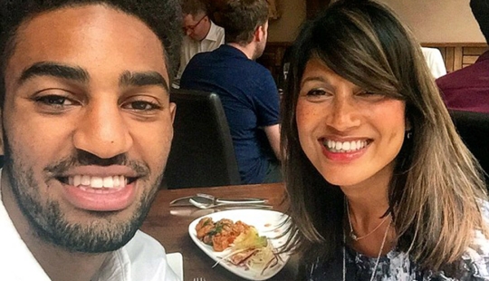 Ella tiene 54 años, pero todos toman a su hijo por novio