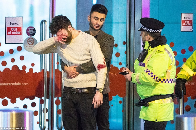 Embriaguez, peleas y lesiones: cómo se celebró el "Viernes del Brillo" en el Reino Unido Embriaguez, peleas y lesiones: cómo se celebró el "Viernes del Brillo" en el Reino Unido