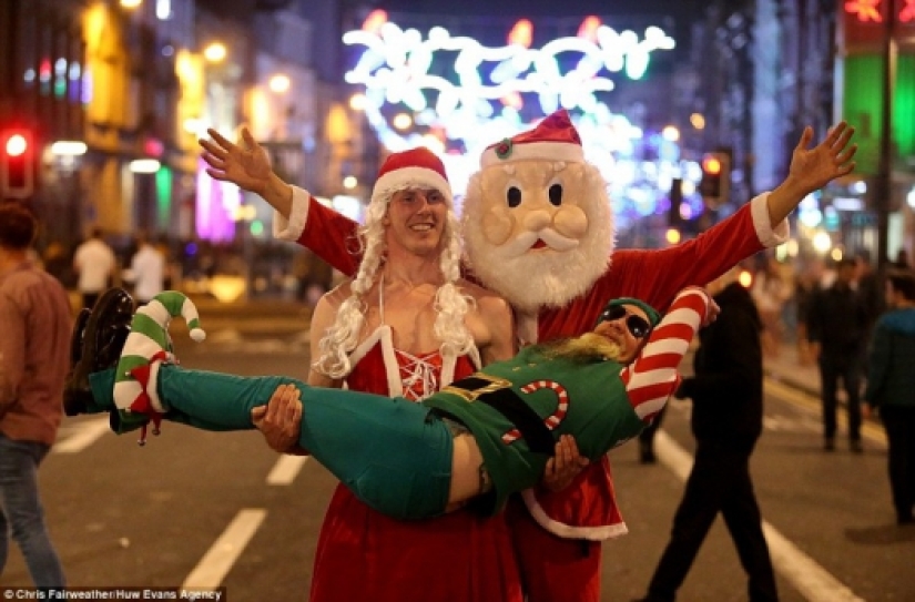 Embriaguez, peleas y lesiones: cómo se celebró el "Viernes del Brillo" en el Reino Unido Embriaguez, peleas y lesiones: cómo se celebró el "Viernes del Brillo" en el Reino Unido