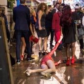 Embriaguez, peleas y lesiones: cómo se celebró el "Viernes del Brillo" en el Reino Unido