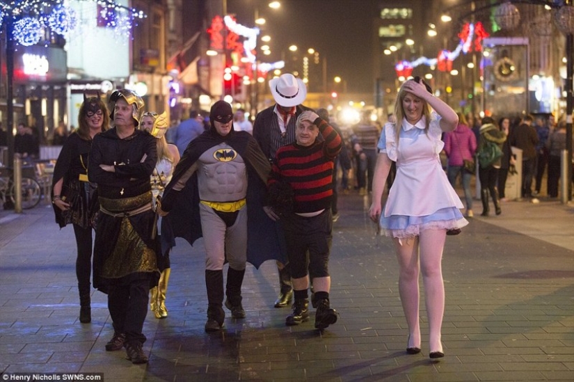 Embriaguez, peleas y lesiones: cómo se celebró el "Viernes del Brillo" en el Reino Unido Embriaguez, peleas y lesiones: cómo se celebró el "Viernes del Brillo" en el Reino Unido