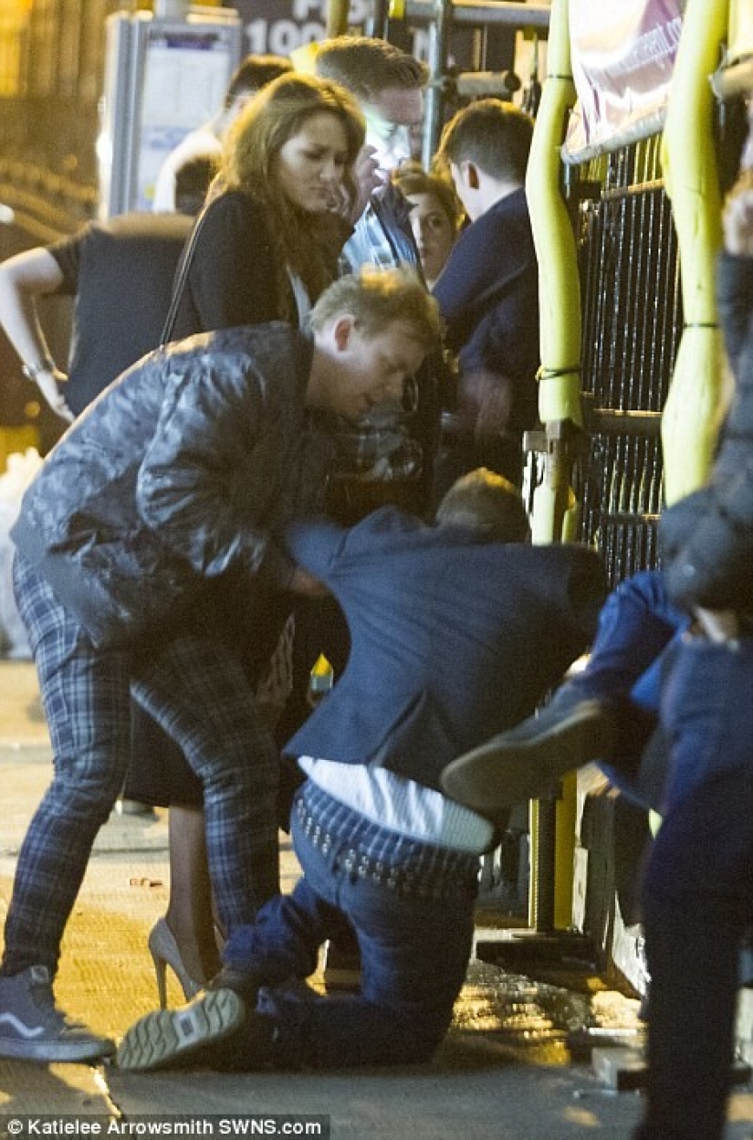 Embriaguez, peleas y lesiones: cómo se celebró el "Viernes del Brillo" en el Reino Unido Embriaguez, peleas y lesiones: cómo se celebró el "Viernes del Brillo" en el Reino Unido