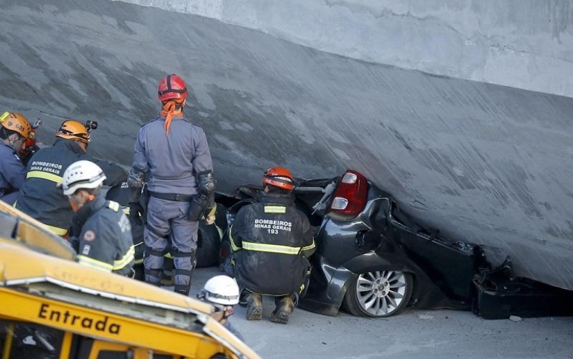 En Brasil, un paso elevado se derrumbó sobre un autobús y automóviles En Brasil, un paso elevado se derrumbó sobre un autobús y automóviles
