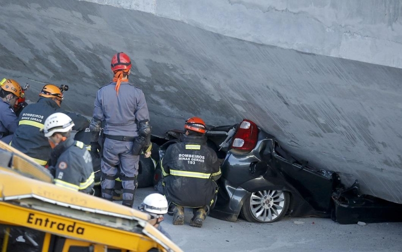 En Brasil, un paso elevado se derrumbó sobre un autobús y automóviles En Brasil, un paso elevado se derrumbó sobre un autobús y automóviles
