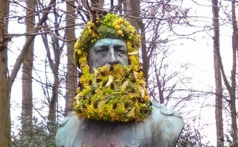 En Bruselas, los monumentos están decorados con barbas y pelucas florales En Bruselas, los monumentos están decorados con barbas y pelucas florales