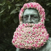 En Bruselas, los monumentos están decorados con barbas y pelucas florales