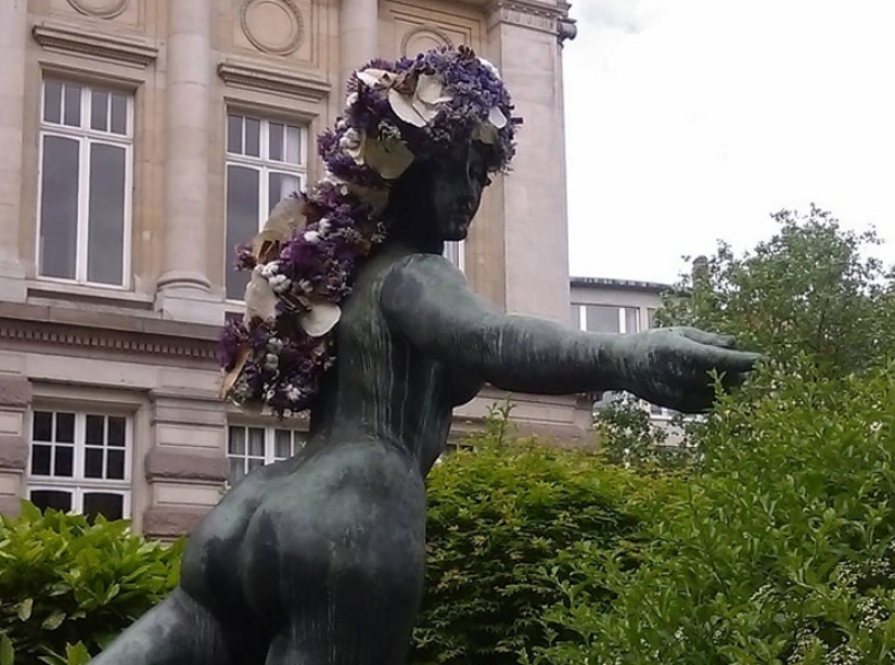 En Bruselas, los monumentos están decorados con barbas y pelucas florales En Bruselas, los monumentos están decorados con barbas y pelucas florales