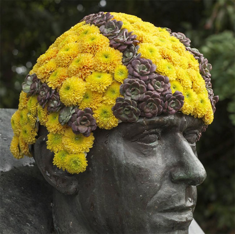 En Bruselas, los monumentos están decorados con barbas y pelucas florales En Bruselas, los monumentos están decorados con barbas y pelucas florales