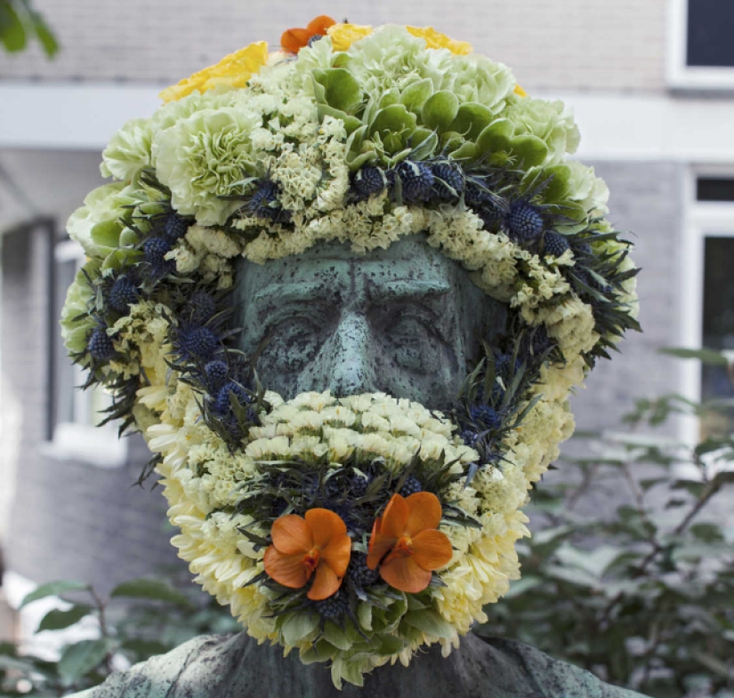 En Bruselas, los monumentos están decorados con barbas y pelucas florales En Bruselas, los monumentos están decorados con barbas y pelucas florales