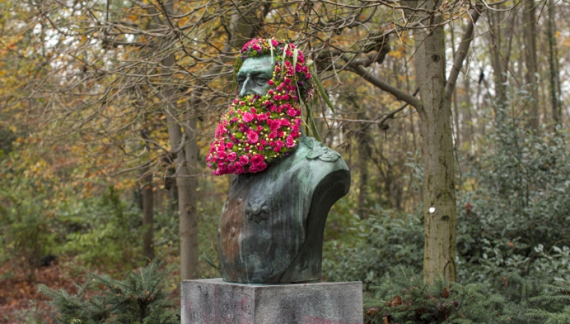 En Bruselas, los monumentos están decorados con barbas y pelucas florales En Bruselas, los monumentos están decorados con barbas y pelucas florales
