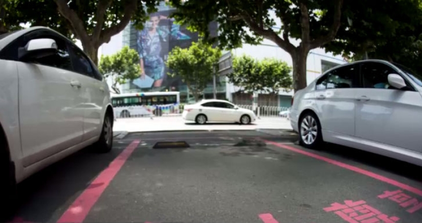 En China, hicieron espacios de estacionamiento especiales para hielo de automóviles