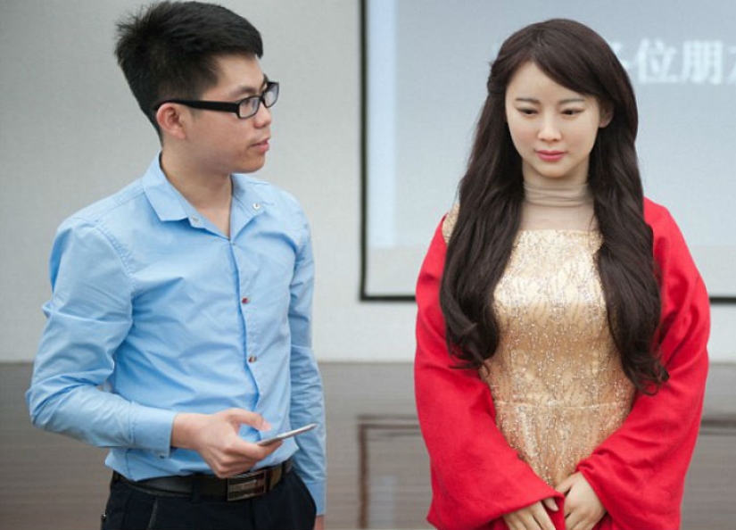 En China, hicieron un robot femenino sumiso