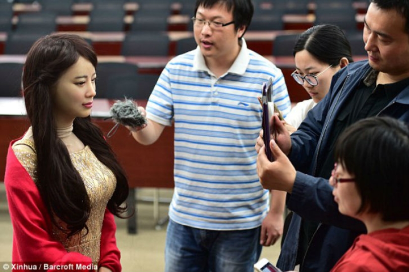 En China, hicieron un robot femenino sumiso