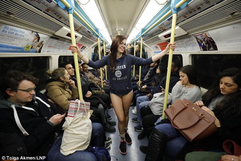 En el metro en calzoncillos — se celebró un "Día sin pantalones" en Londres En el metro en calzoncillos — se celebró un "Día sin pantalones" en Londres