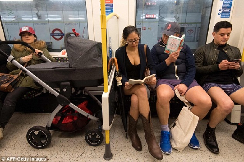 En el metro en calzoncillos — se celebró un "Día sin pantalones" en Londres En el metro en calzoncillos — se celebró un "Día sin pantalones" en Londres