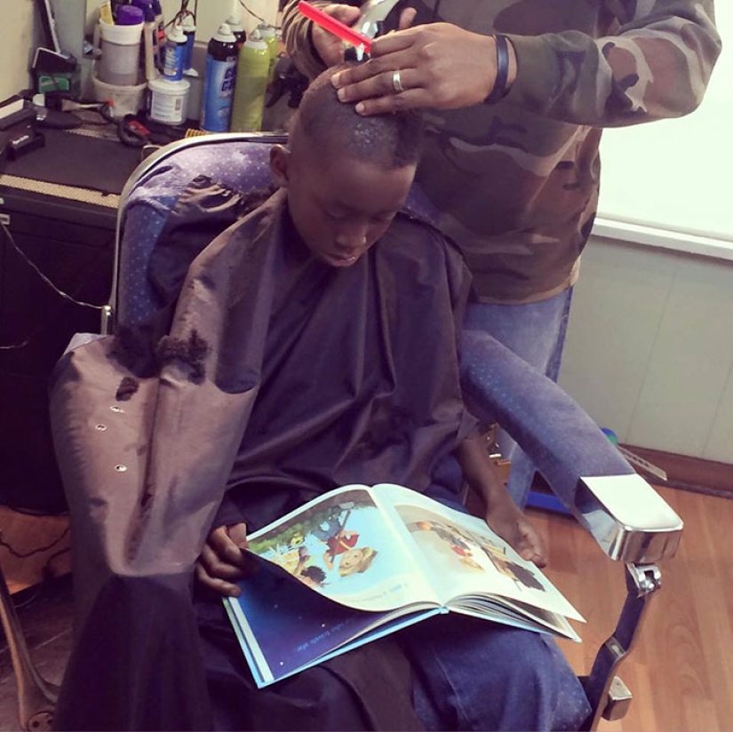 En esta barbería, los niños se cortan el pelo gratis si leen libros en voz alta durante el corte de pelo En esta barbería, los niños se cortan el pelo gratis si leen libros en voz alta durante el corte de pelo
