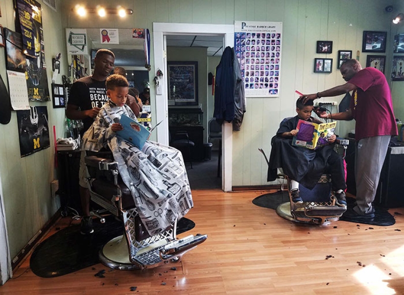 En esta barbería, los niños se cortan el pelo gratis si leen libros en voz alta durante el corte de pelo En esta barbería, los niños se cortan el pelo gratis si leen libros en voz alta durante el corte de pelo