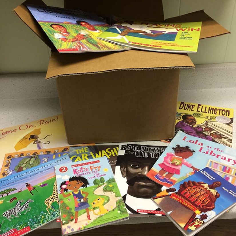 En esta barbería, los niños se cortan el pelo gratis si leen libros en voz alta durante el corte de pelo En esta barbería, los niños se cortan el pelo gratis si leen libros en voz alta durante el corte de pelo