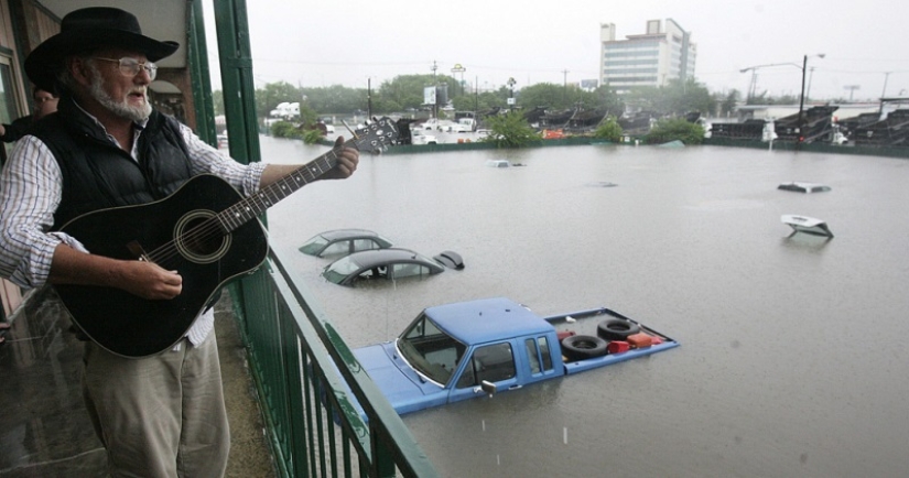 En la década de 2030, el mundo se verá abrumado por cataclismos causados por el calentamiento global y ... Luna En la década de 2030, el mundo se verá abrumado por cataclismos causados por el calentamiento global y ... Luna
