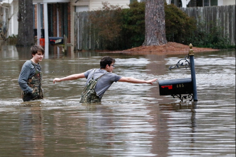 En la década de 2030, el mundo se verá abrumado por cataclismos causados por el calentamiento global y ... Luna En la década de 2030, el mundo se verá abrumado por cataclismos causados por el calentamiento global y ... Luna