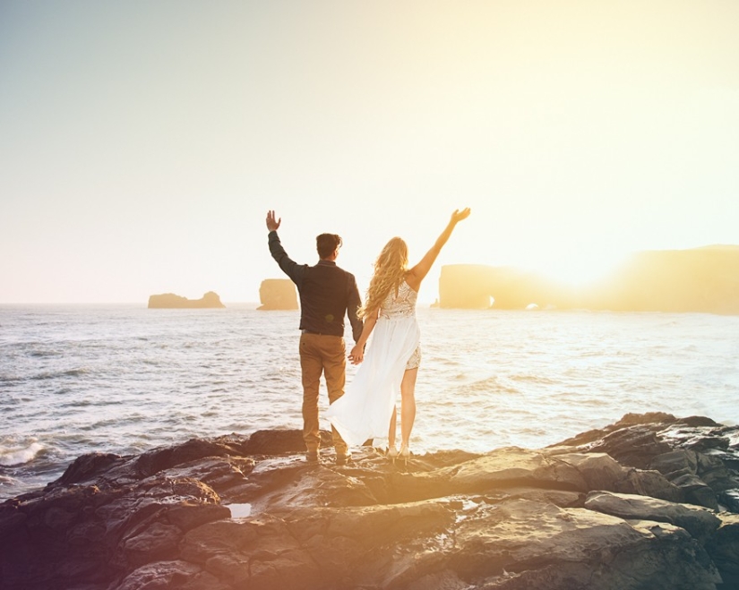 En lugar de una boda tradicional con un maestro de ceremonias y parientes masticadores, esta pareja decidió casarse en Islandia. En lugar de una boda tradicional con un maestro de ceremonias y parientes masticadores, esta pareja decidió casarse en Islandia.